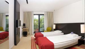 Standard twin with private facilities (shower), and breakfast